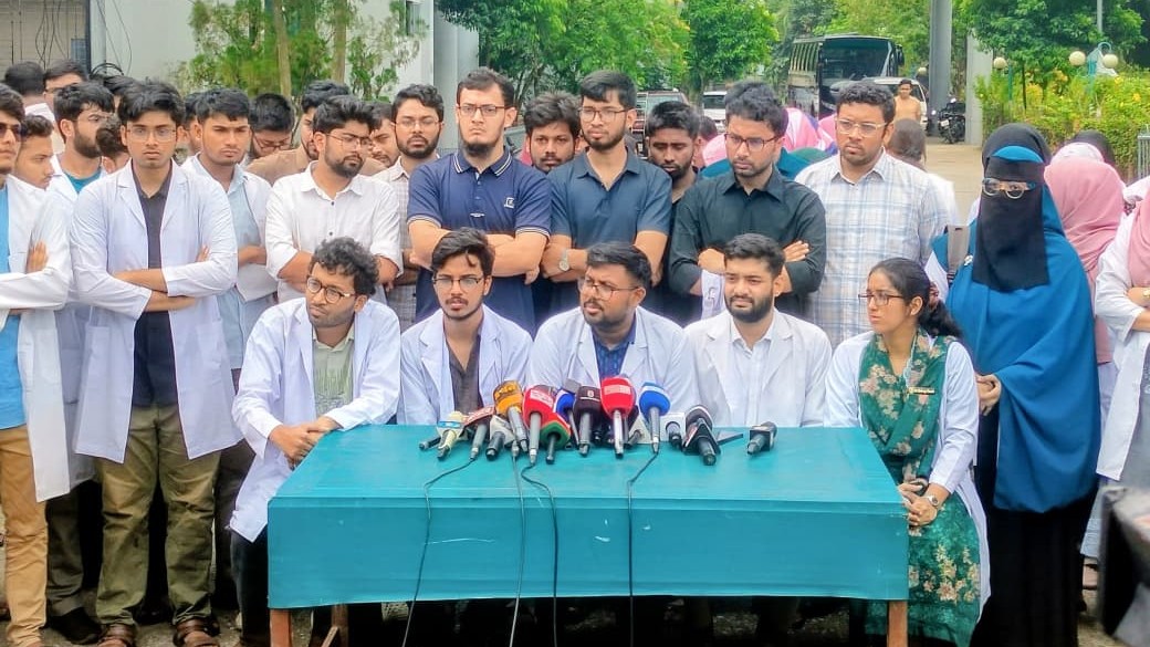 পাঁচ দফা দাবিতে বগুড়া শজিমেকে ইন্টার্ন চিকিৎসকদের কর্মবিরতি